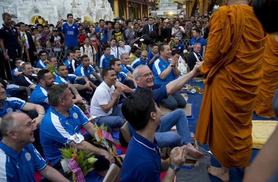 Claudio Ranieri con i monaci buddisti. AP